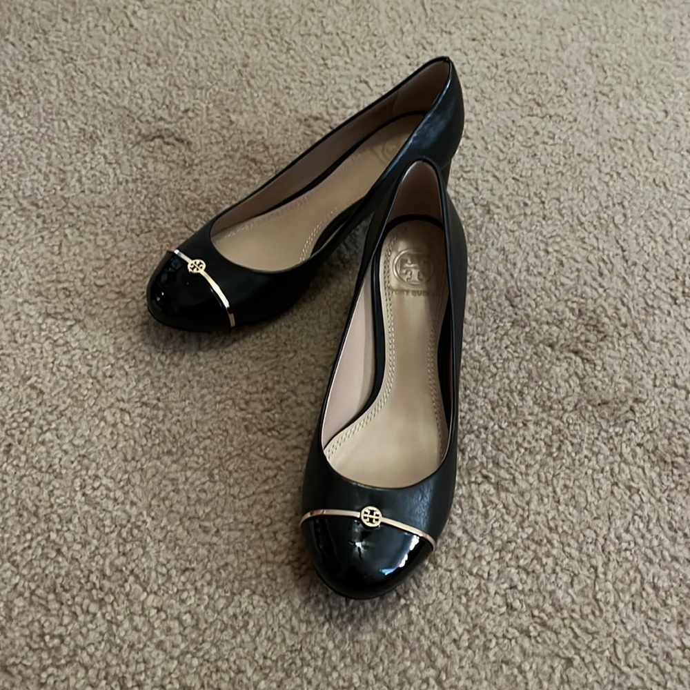 Tory Burch Heels Size 6 Black Leather “Pacey”Captoe Medallion Pumps Classic!